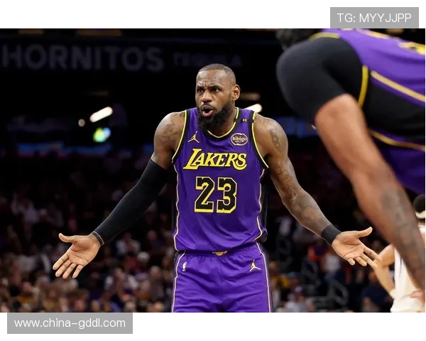 边线失误险酿祸詹姆斯低迷夜